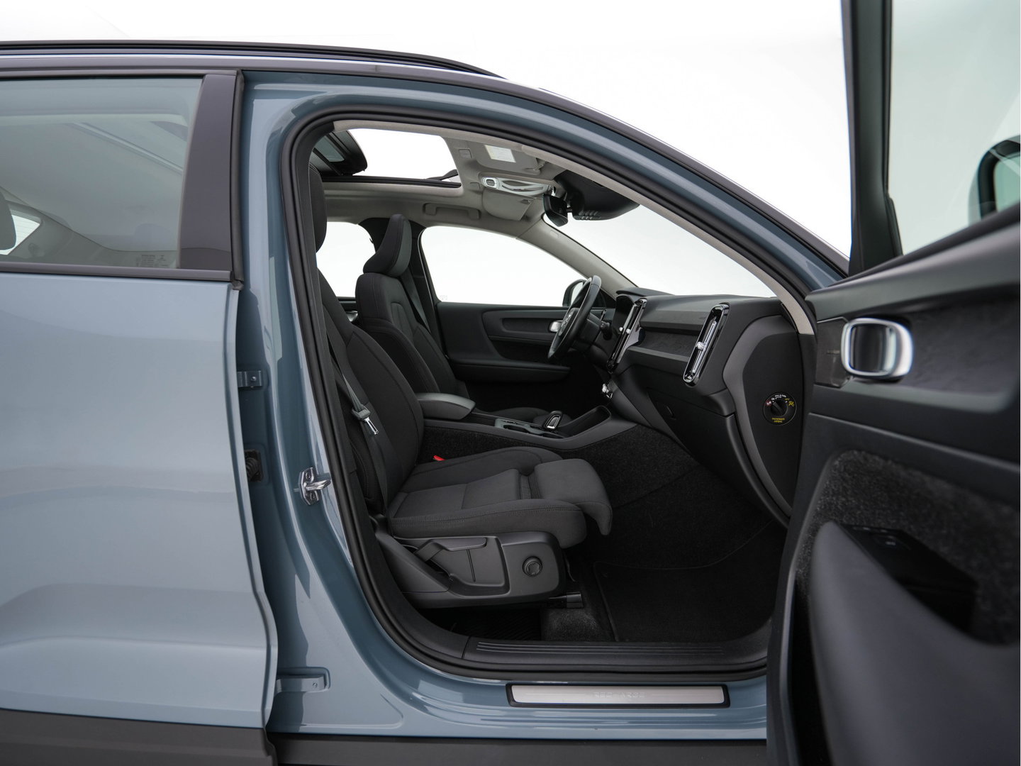 Volvo XC40 1.5 T4 Recharge R-Design Expression {SoH-83%} (Plug-in) (INCL-BTW)  Aut. *PANO | DIGI-COCKPIT | HARMAN/KARDON | BLINDSPOT | KEYLESS | DAB | SPORTSEATS | FULL-LED | NAVI-FULLMAP | CAMERA | ECC | TOWBAR | 18'' ALU*