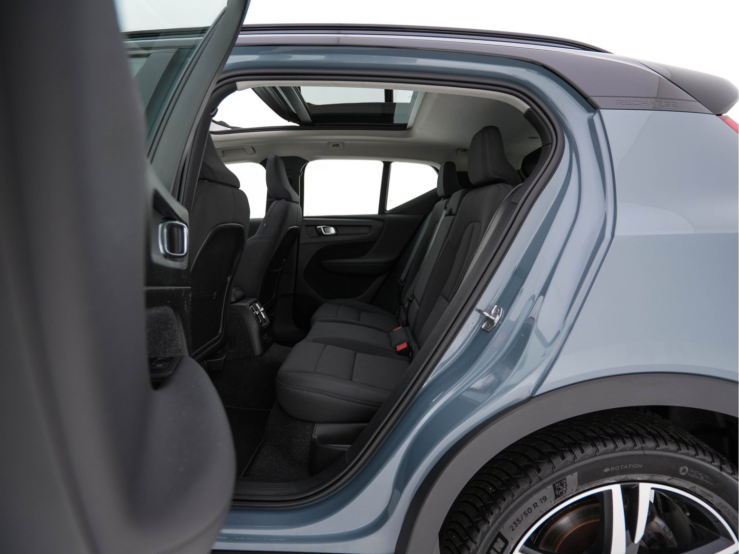 Volvo XC40 1.5 T4 Recharge R-Design Expression {SoH-83%} (Plug-in) (INCL-BTW)  Aut. *PANO | DIGI-COCKPIT | HARMAN/KARDON | BLINDSPOT | KEYLESS | DAB | SPORTSEATS | FULL-LED | NAVI-FULLMAP | CAMERA | ECC | TOWBAR | 18'' ALU*