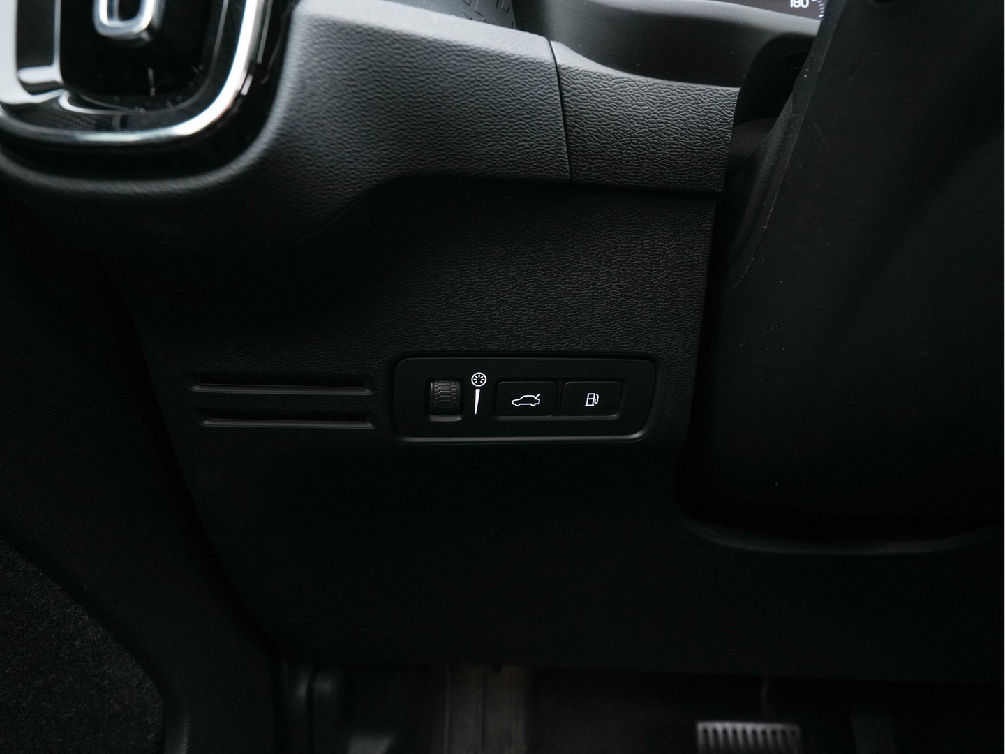 Volvo XC40 1.5 T4 Recharge R-Design Expression {SoH-83%} (Plug-in) (INCL-BTW)  Aut. *PANO | DIGI-COCKPIT | HARMAN/KARDON | BLINDSPOT | KEYLESS | DAB | SPORTSEATS | FULL-LED | NAVI-FULLMAP | CAMERA | ECC | TOWBAR | 18'' ALU*