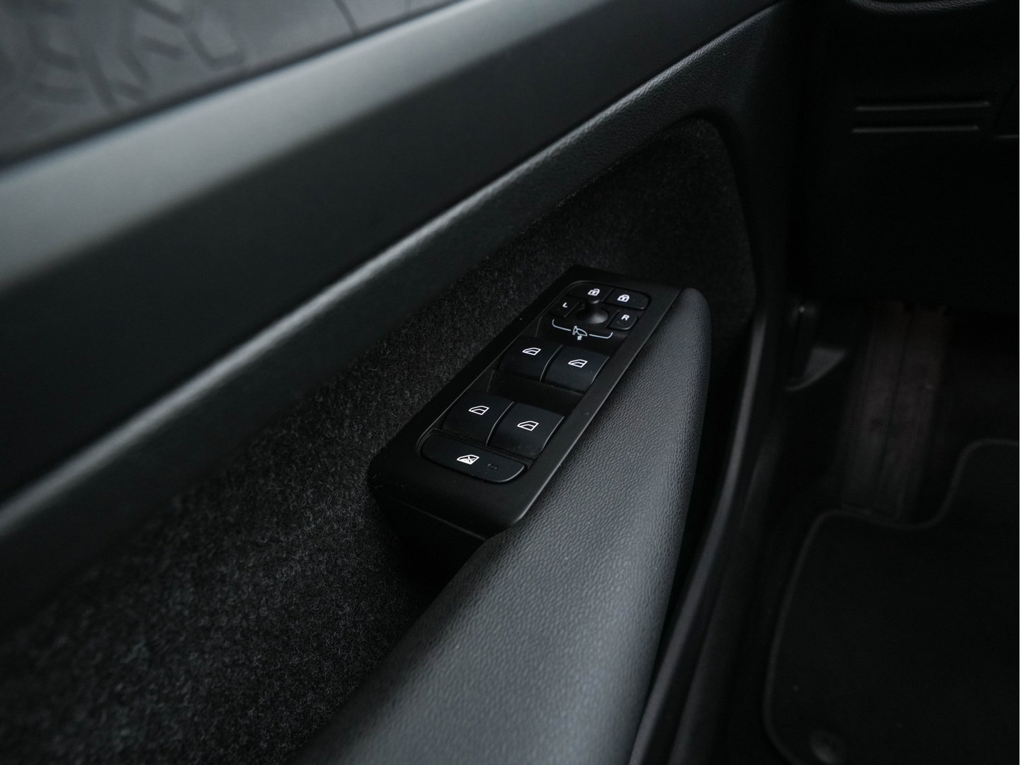 Volvo XC40 1.5 T4 Recharge R-Design Expression {SoH-83%} (Plug-in) (INCL-BTW)  Aut. *PANO | DIGI-COCKPIT | HARMAN/KARDON | BLINDSPOT | KEYLESS | DAB | SPORTSEATS | FULL-LED | NAVI-FULLMAP | CAMERA | ECC | TOWBAR | 18'' ALU*