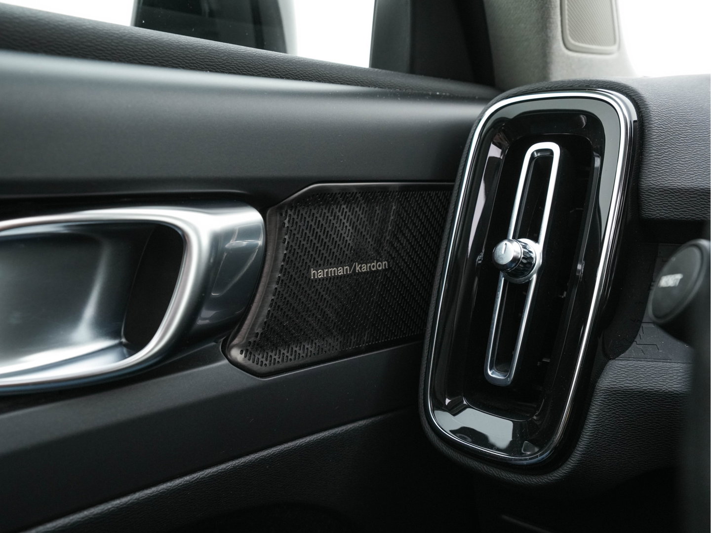 Volvo XC40 1.5 T4 Recharge R-Design Expression {SoH-83%} (Plug-in) (INCL-BTW)  Aut. *PANO | DIGI-COCKPIT | HARMAN/KARDON | BLINDSPOT | KEYLESS | DAB | SPORTSEATS | FULL-LED | NAVI-FULLMAP | CAMERA | ECC | TOWBAR | 18'' ALU*