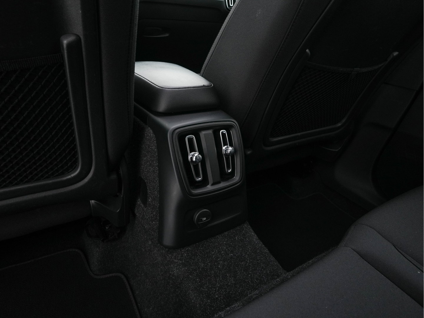 Volvo XC40 1.5 T4 Recharge R-Design Expression {SoH-83%} (Plug-in) (INCL-BTW)  Aut. *PANO | DIGI-COCKPIT | HARMAN/KARDON | BLINDSPOT | KEYLESS | DAB | SPORTSEATS | FULL-LED | NAVI-FULLMAP | CAMERA | ECC | TOWBAR | 18'' ALU*