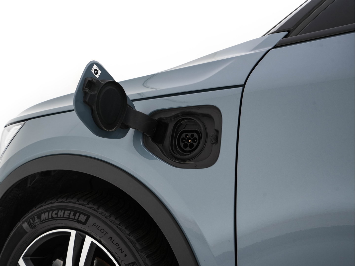 Volvo XC40 1.5 T4 Recharge R-Design Expression {SoH-83%} (Plug-in) (INCL-BTW)  Aut. *PANO | DIGI-COCKPIT | HARMAN/KARDON | BLINDSPOT | KEYLESS | DAB | SPORTSEATS | FULL-LED | NAVI-FULLMAP | CAMERA | ECC | TOWBAR | 18'' ALU*