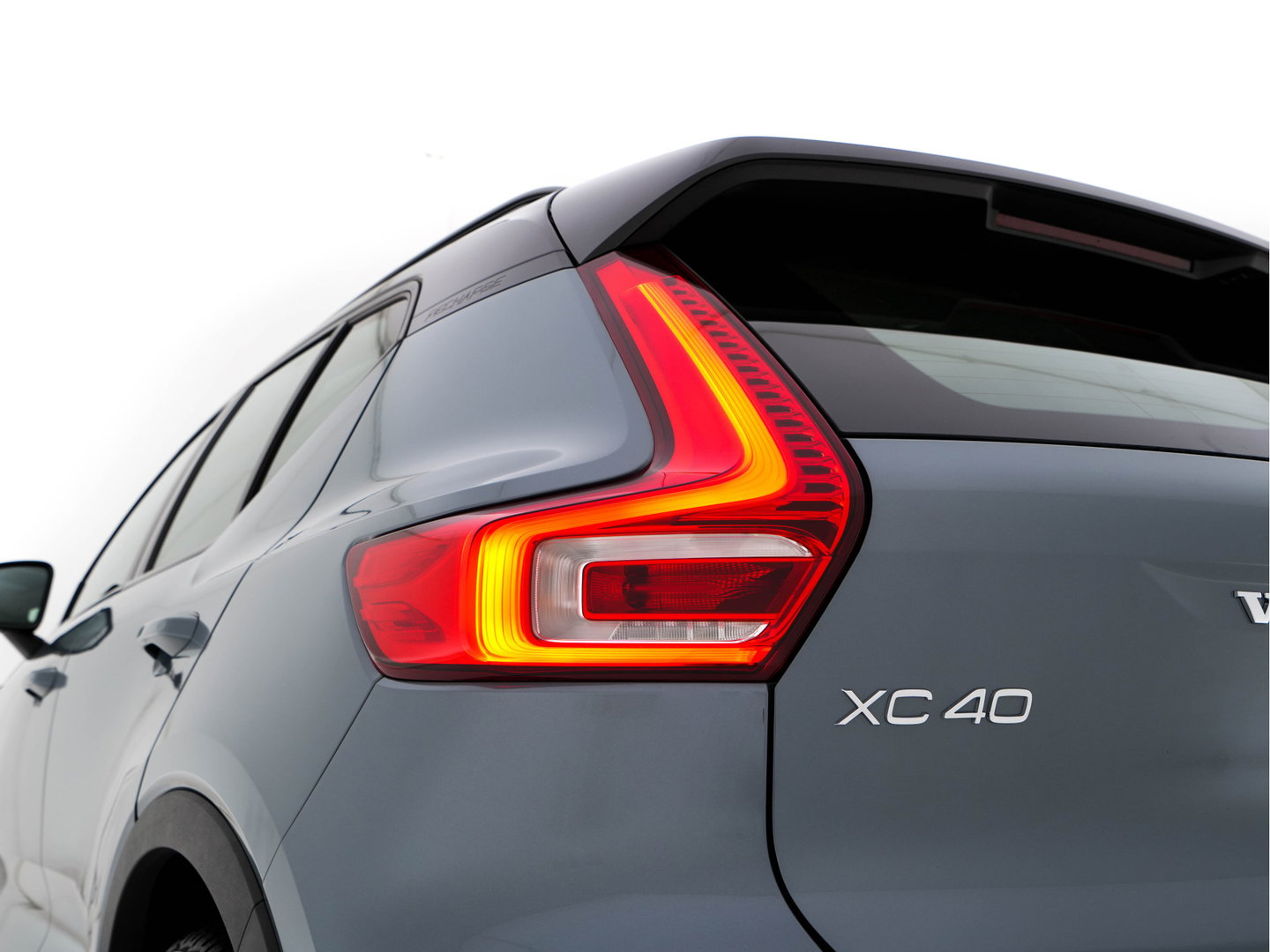 Volvo XC40 1.5 T4 Recharge R-Design Expression {SoH-83%} (Plug-in) (INCL-BTW)  Aut. *PANO | DIGI-COCKPIT | HARMAN/KARDON | BLINDSPOT | KEYLESS | DAB | SPORTSEATS | FULL-LED | NAVI-FULLMAP | CAMERA | ECC | TOWBAR | 18'' ALU*