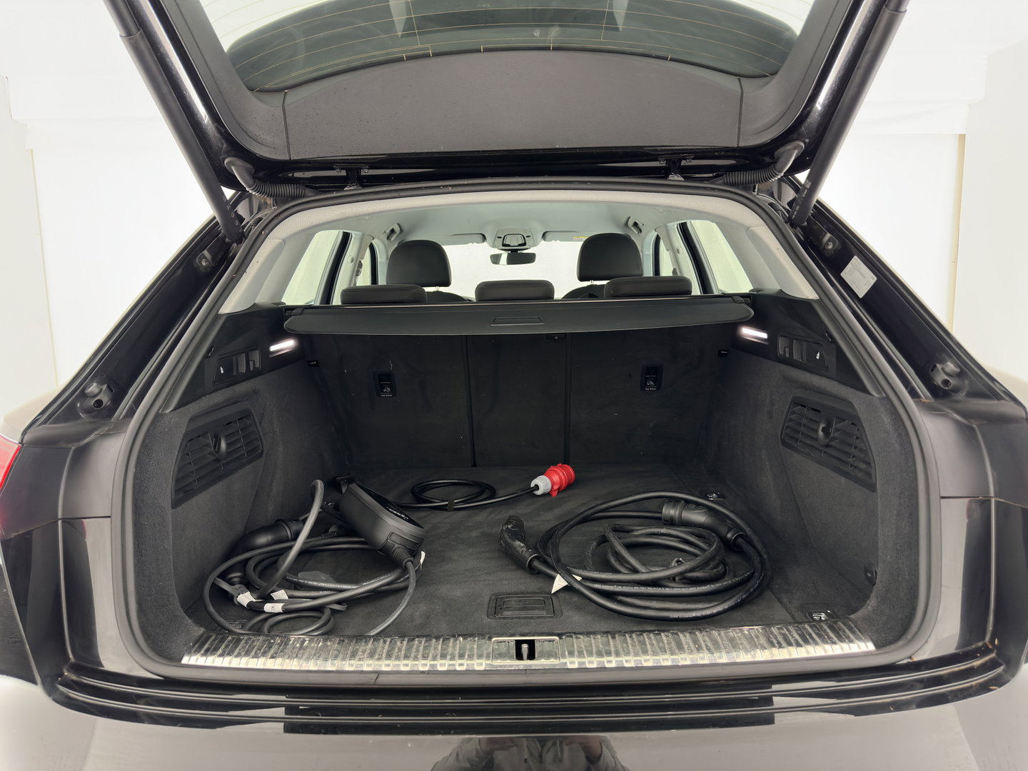 Audi e-tron 55 quattro edition 95 kWh [3-Fase-11kW] {SoH-95%} (INCL.BTW) *FULL-LED | HEATED-COMFORTSEATS | DIGI-COCKPIT | NAVI-FULLMAP | CAMERA | DAB+ | ECC | PDC | CRUISE | 20''ALU*