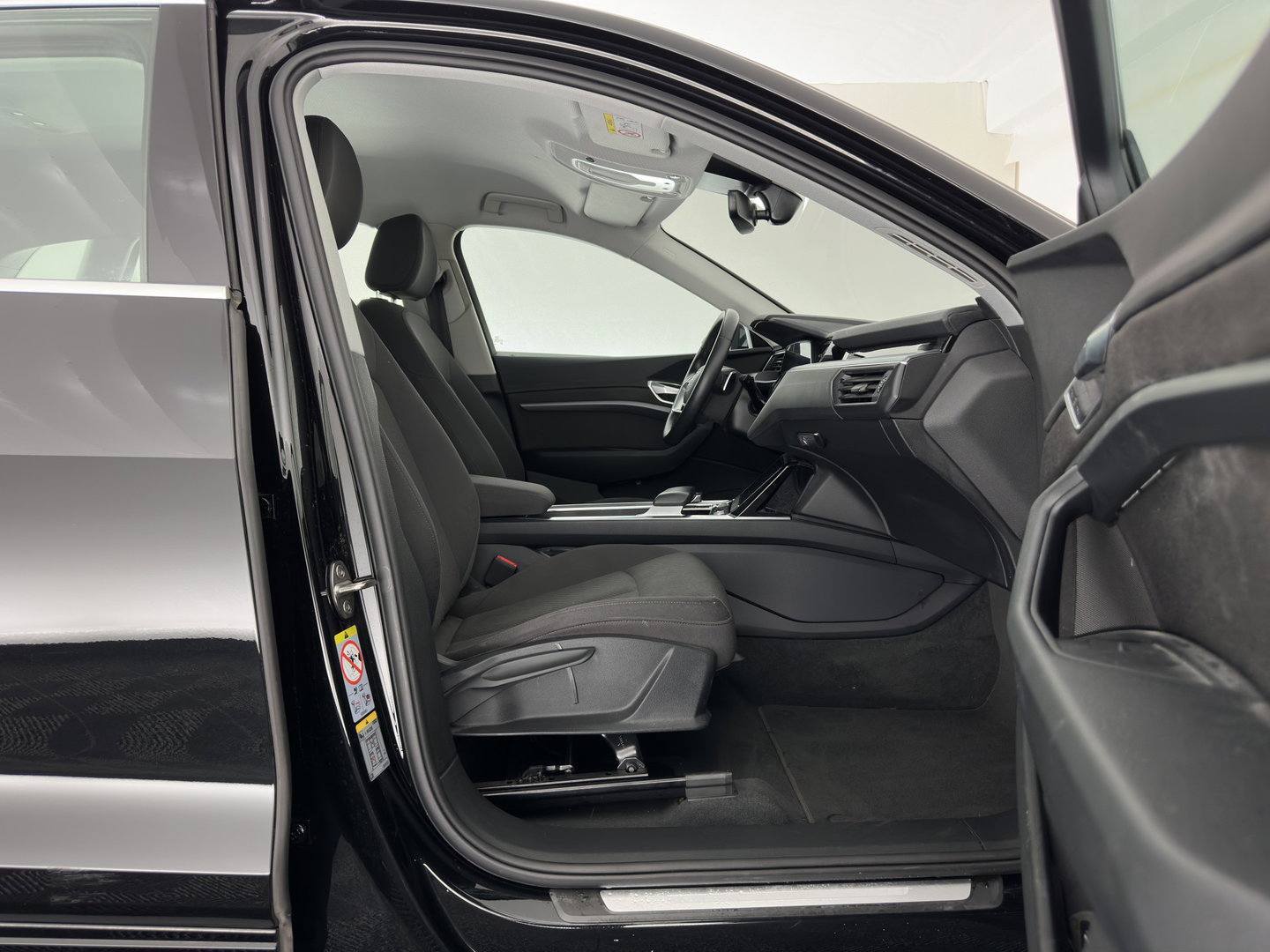 Audi e-tron 55 quattro edition 95 kWh [3-Fase-11kW] {SoH-95%} (INCL.BTW) *FULL-LED | HEATED-COMFORTSEATS | DIGI-COCKPIT | NAVI-FULLMAP | CAMERA | DAB+ | ECC | PDC | CRUISE | 20''ALU*