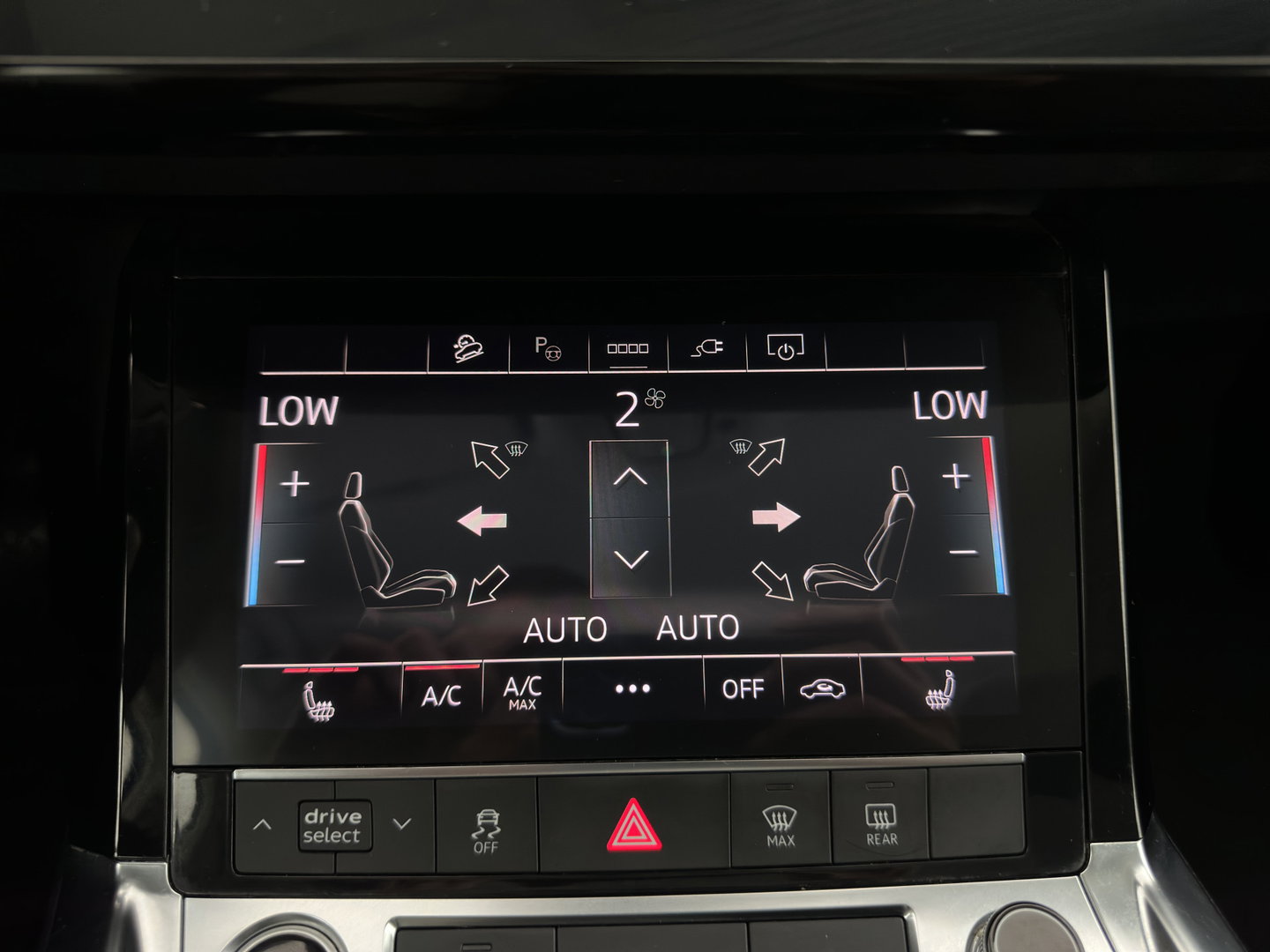 Audi e-tron 55 quattro edition 95 kWh [3-Fase-11kW] {SoH-95%} (INCL.BTW) *FULL-LED | HEATED-COMFORTSEATS | DIGI-COCKPIT | NAVI-FULLMAP | CAMERA | DAB+ | ECC | PDC | CRUISE | 20''ALU*