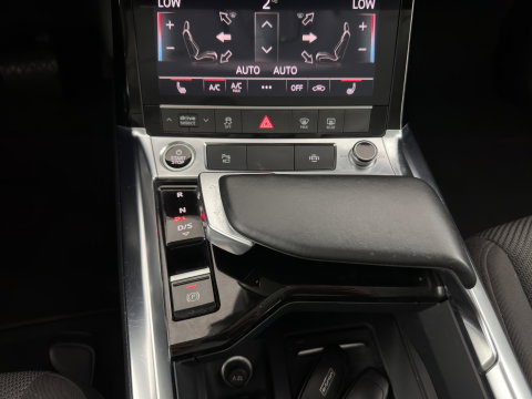 Audi e-tron 55 quattro edition 95 kWh [3-Fase-11kW] {SoH-95%} (INCL.BTW) *FULL-LED | HEATED-COMFORTSEATS | DIGI-COCKPIT | NAVI-FULLMAP | CAMERA | DAB+ | ECC | PDC | CRUISE | 20''ALU*