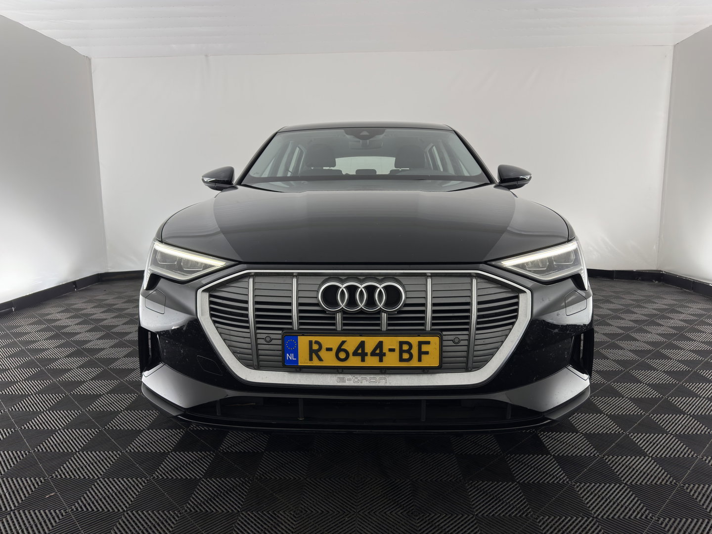 Audi e-tron 55 quattro edition 95 kWh [3-Fase-11kW] {SoH-95%} (INCL.BTW) *FULL-LED | HEATED-COMFORTSEATS | DIGI-COCKPIT | NAVI-FULLMAP | CAMERA | DAB+ | ECC | PDC | CRUISE | 20''ALU*
