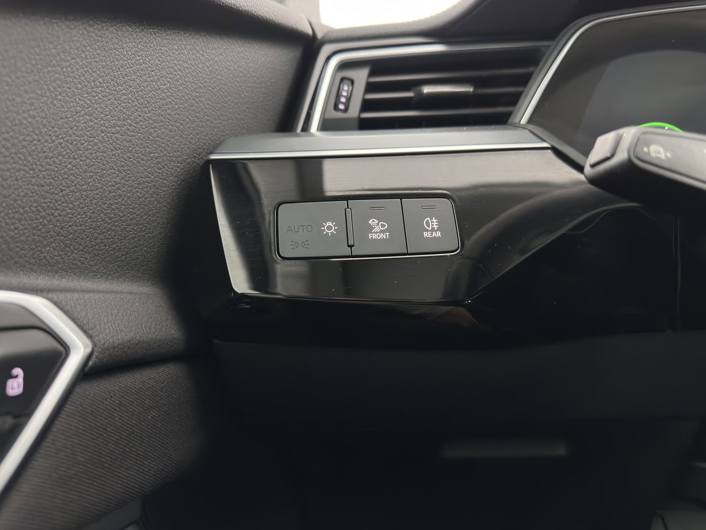 Audi e-tron 55 quattro edition 95 kWh [3-Fase-11kW] {SoH-95%} (INCL.BTW) *FULL-LED | HEATED-COMFORTSEATS | DIGI-COCKPIT | NAVI-FULLMAP | CAMERA | DAB+ | ECC | PDC | CRUISE | 20''ALU*