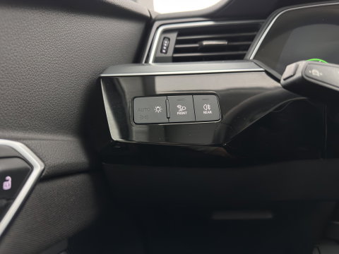 Audi e-tron 55 quattro edition 95 kWh [3-Fase-11kW] {SoH-95%} (INCL.BTW) *FULL-LED | HEATED-COMFORTSEATS | DIGI-COCKPIT | NAVI-FULLMAP | CAMERA | DAB+ | ECC | PDC | CRUISE | 20''ALU*