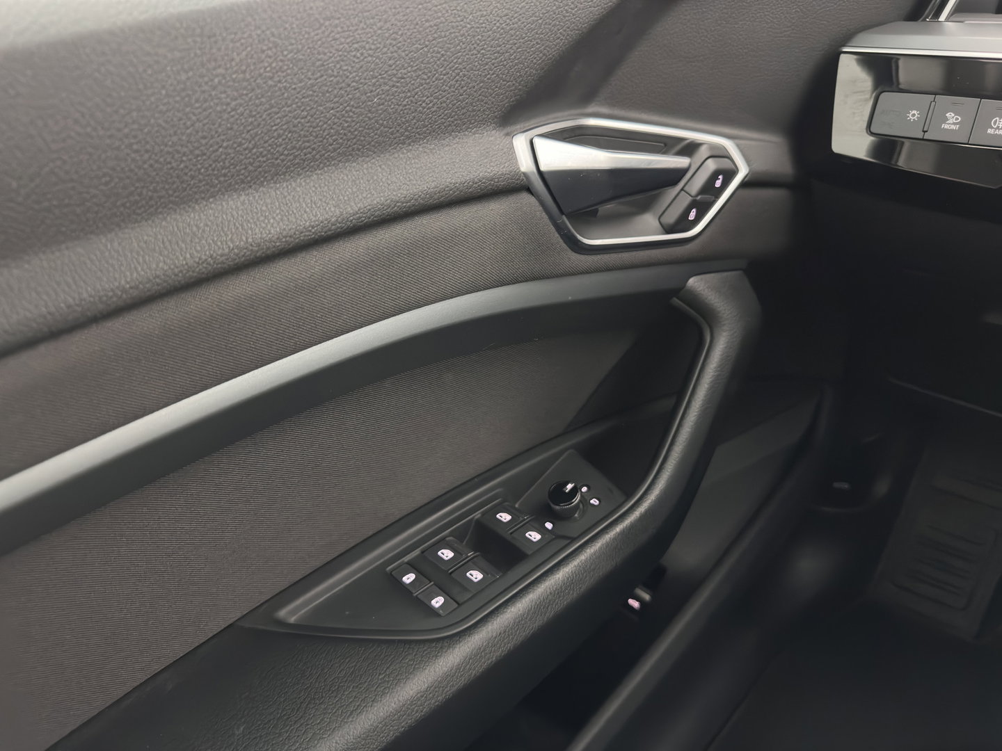 Audi e-tron 55 quattro edition 95 kWh [3-Fase-11kW] {SoH-95%} (INCL.BTW) *FULL-LED | HEATED-COMFORTSEATS | DIGI-COCKPIT | NAVI-FULLMAP | CAMERA | DAB+ | ECC | PDC | CRUISE | 20''ALU*
