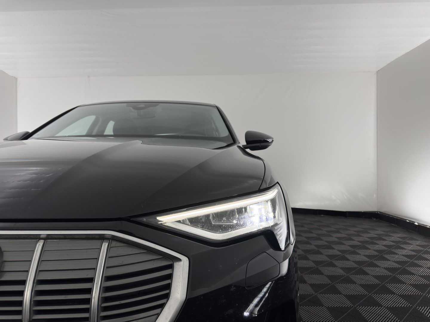 Audi e-tron 55 quattro edition 95 kWh [3-Fase-11kW] {SoH-95%} (INCL.BTW) *FULL-LED | HEATED-COMFORTSEATS | DIGI-COCKPIT | NAVI-FULLMAP | CAMERA | DAB+ | ECC | PDC | CRUISE | 20''ALU*