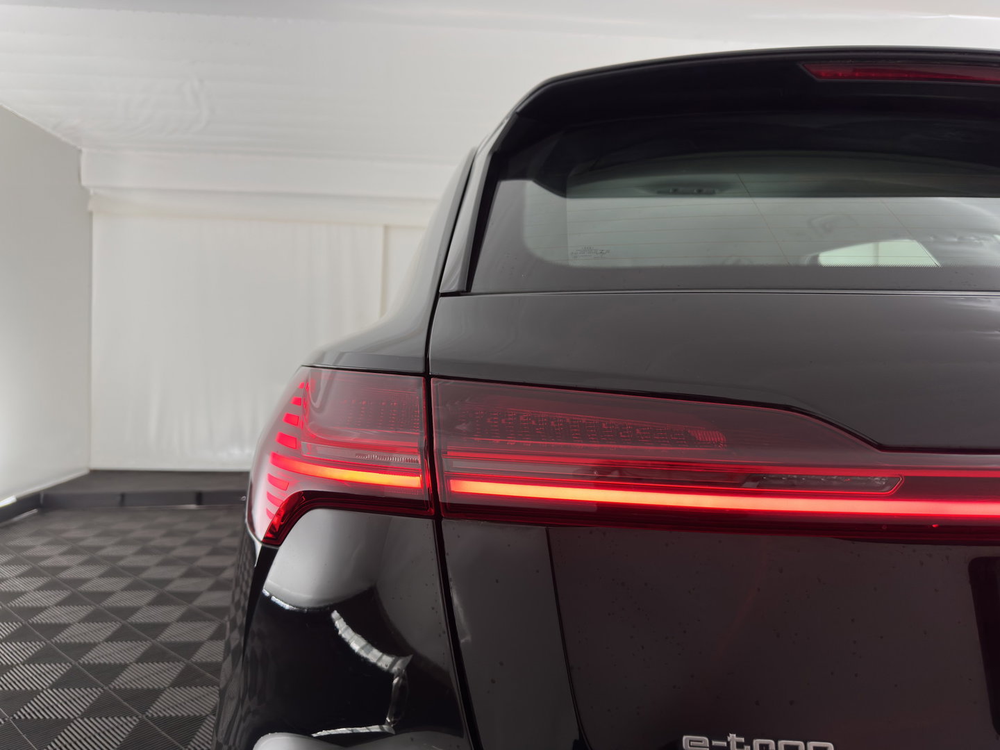 Audi e-tron 55 quattro edition 95 kWh [3-Fase-11kW] {SoH-95%} (INCL.BTW) *FULL-LED | HEATED-COMFORTSEATS | DIGI-COCKPIT | NAVI-FULLMAP | CAMERA | DAB+ | ECC | PDC | CRUISE | 20''ALU*