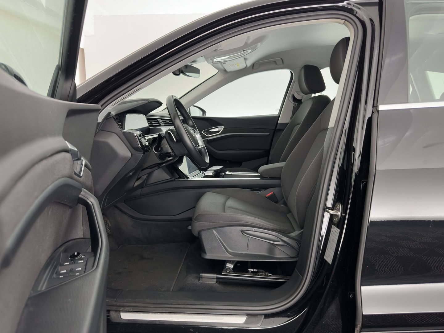 Audi e-tron 55 quattro edition 95 kWh [3-Fase-11kW] {SoH-95%} (INCL.BTW) *FULL-LED | HEATED-COMFORTSEATS | DIGI-COCKPIT | NAVI-FULLMAP | CAMERA | DAB+ | ECC | PDC | CRUISE | 20''ALU*