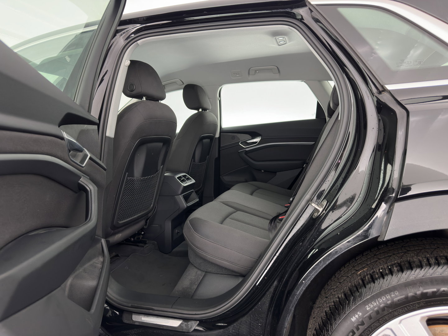 Audi e-tron 55 quattro edition 95 kWh [3-Fase-11kW] {SoH-95%} (INCL.BTW) *FULL-LED | HEATED-COMFORTSEATS | DIGI-COCKPIT | NAVI-FULLMAP | CAMERA | DAB+ | ECC | PDC | CRUISE | 20''ALU*