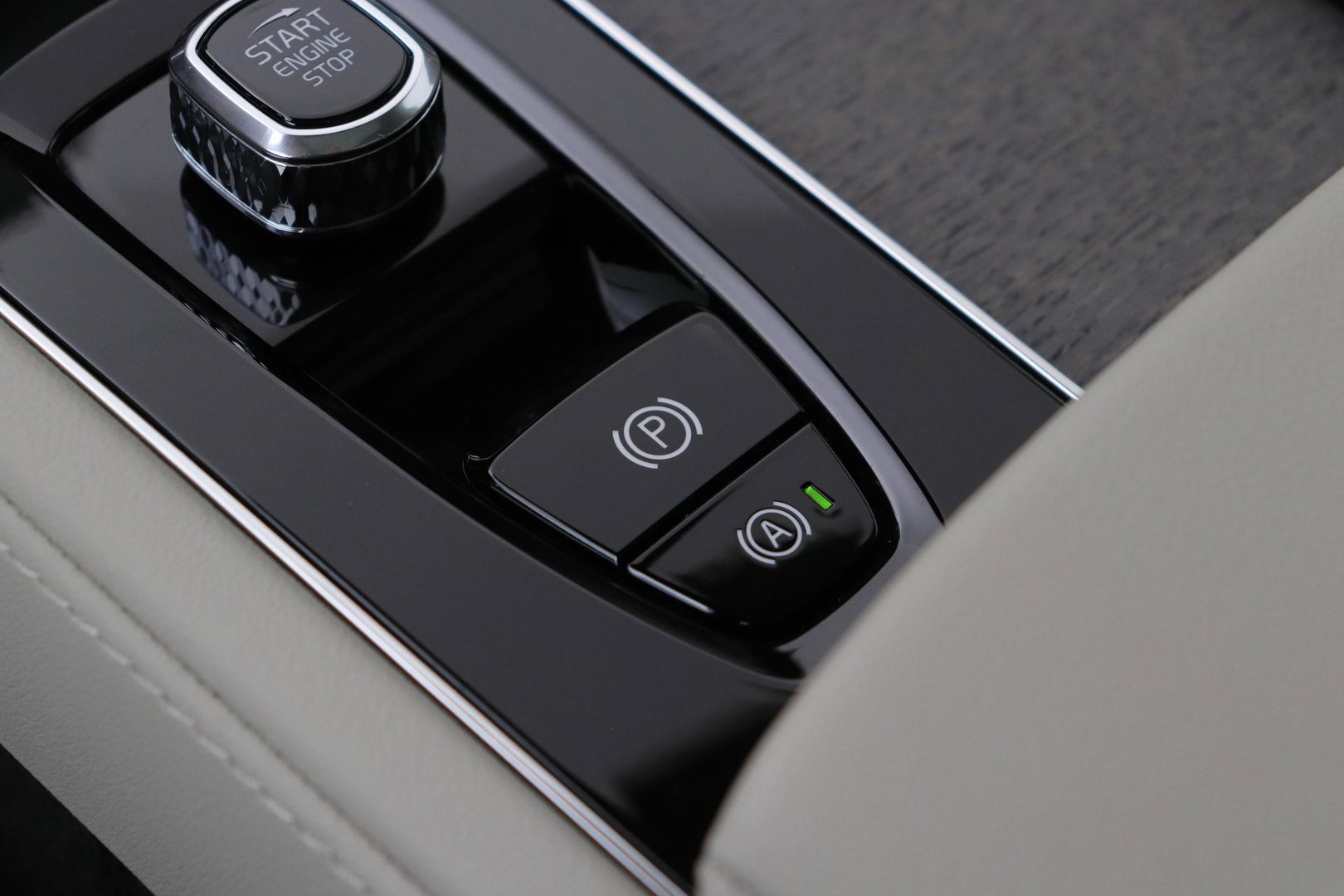 Volvo XC90 T8 Ultra Dark | Bowers&Wilkins | Stoelventilatie | Trekhaak | Panoramadak | 360° Camera | Massage | Head-Up | ACC