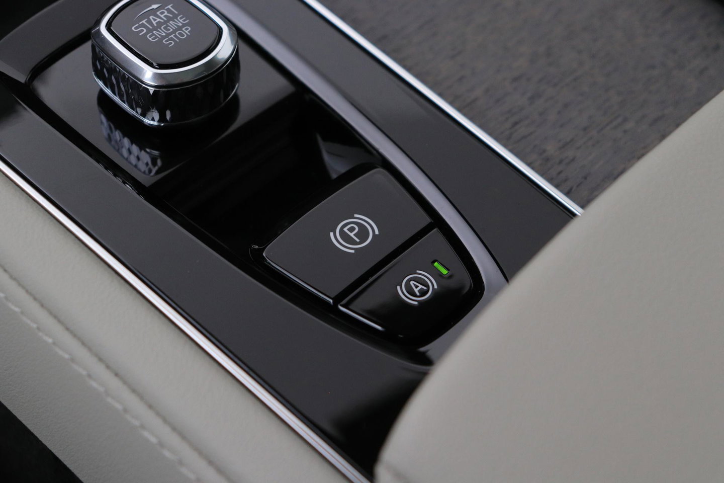 Volvo XC90 T8 Ultra Dark | Bowers&Wilkins | Stoelventilatie | Trekhaak | Panoramadak | 360° Camera | Massage | Head-Up | ACC
