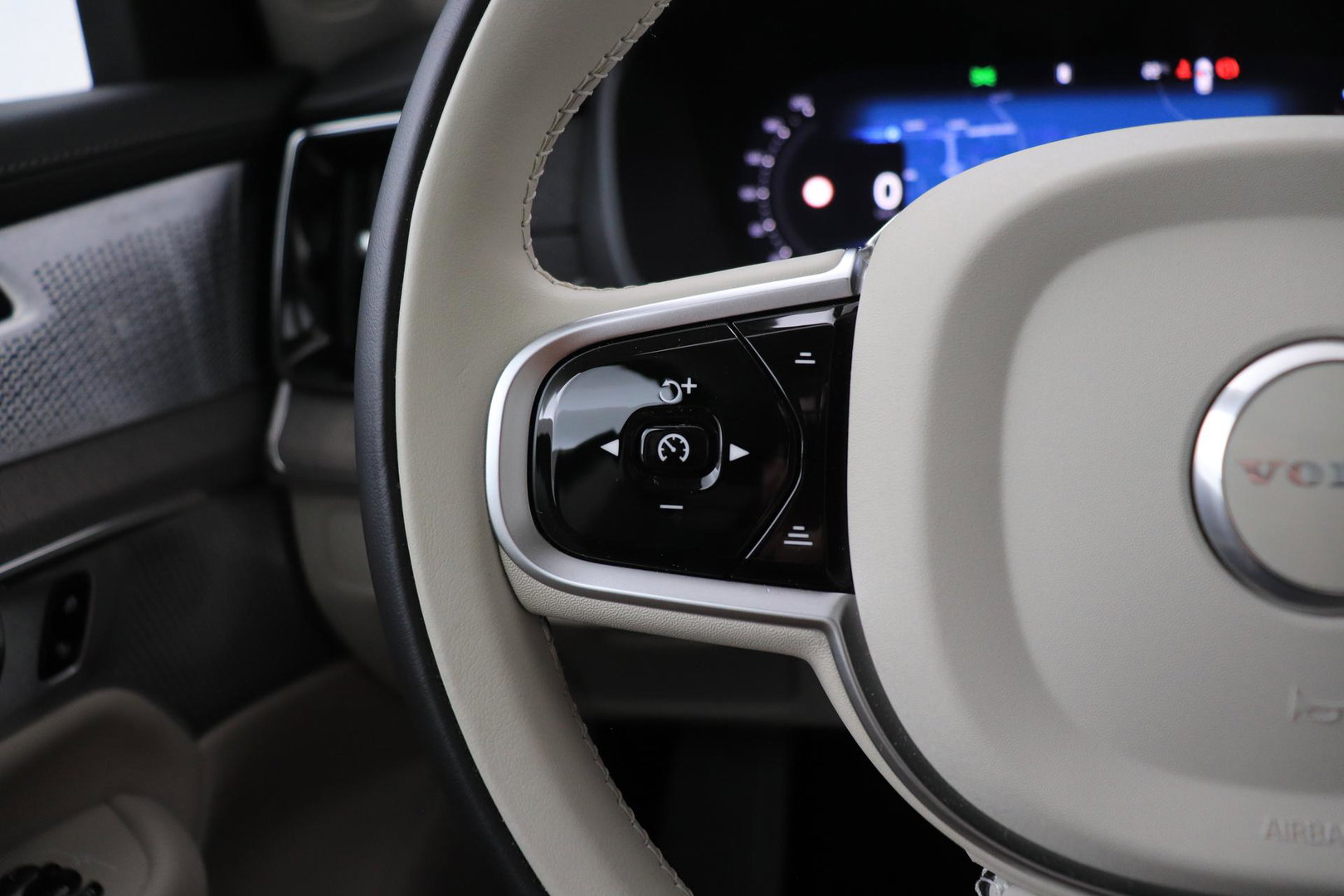 Volvo XC90 T8 Ultra Dark | Bowers&Wilkins | Stoelventilatie | Trekhaak | Panoramadak | 360° Camera | Massage | Head-Up | ACC