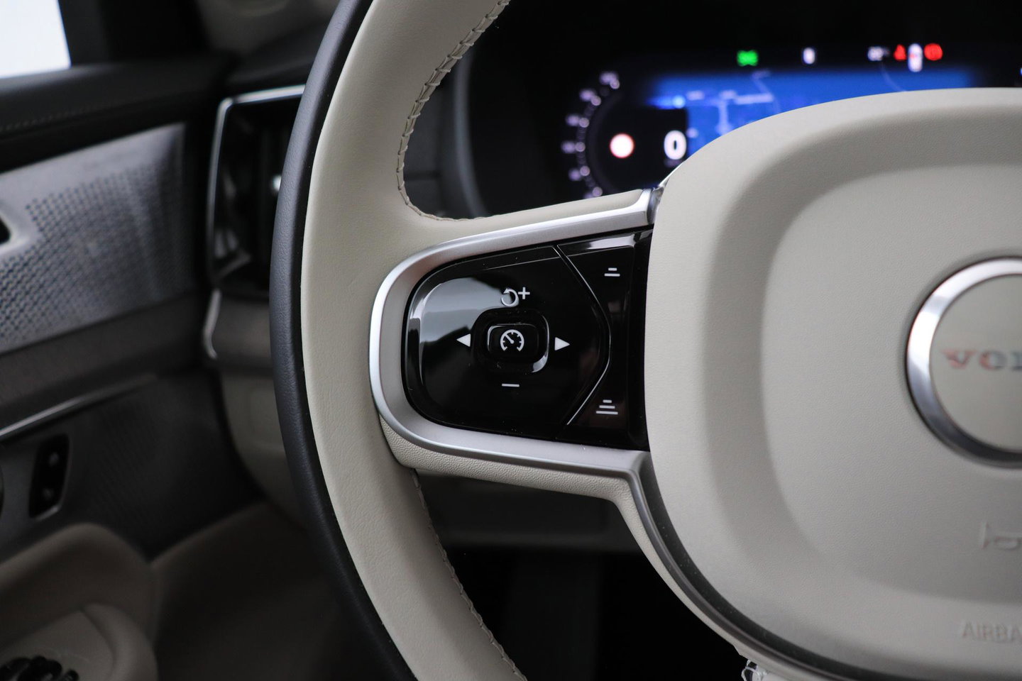 Volvo XC90 T8 Ultra Dark | Bowers&Wilkins | Stoelventilatie | Trekhaak | Panoramadak | 360° Camera | Massage | Head-Up | ACC