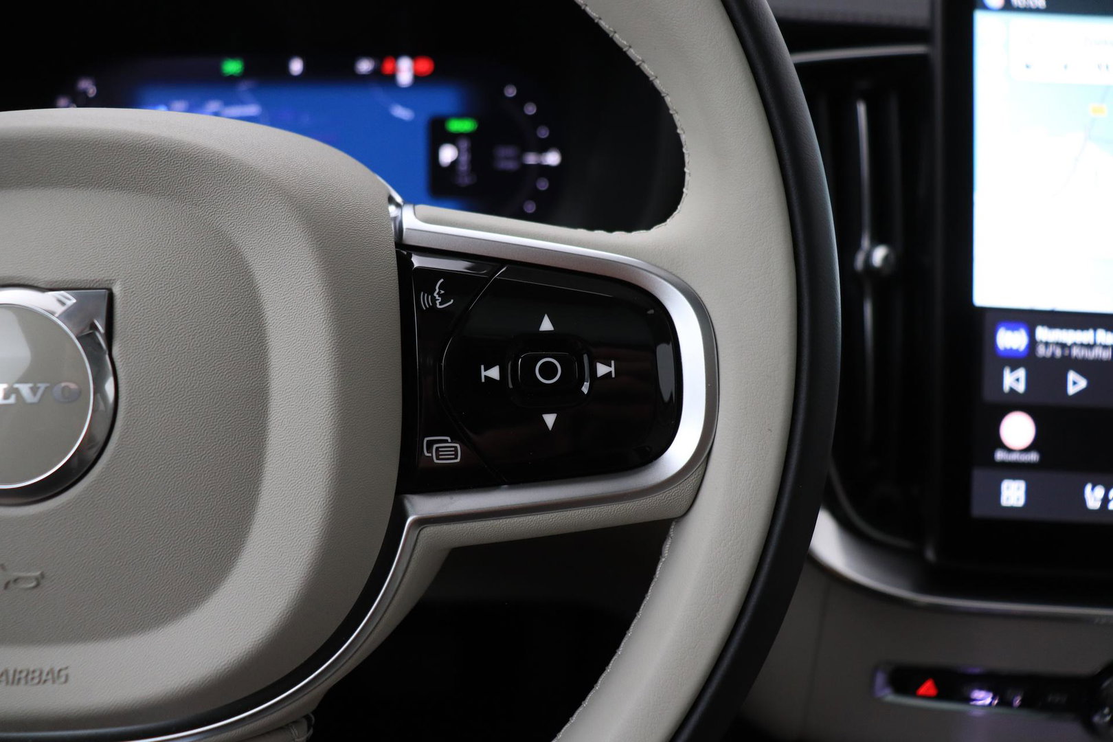 Volvo XC90 T8 Ultra Dark | Bowers&Wilkins | Stoelventilatie | Trekhaak | Panoramadak | 360° Camera | Massage | Head-Up | ACC