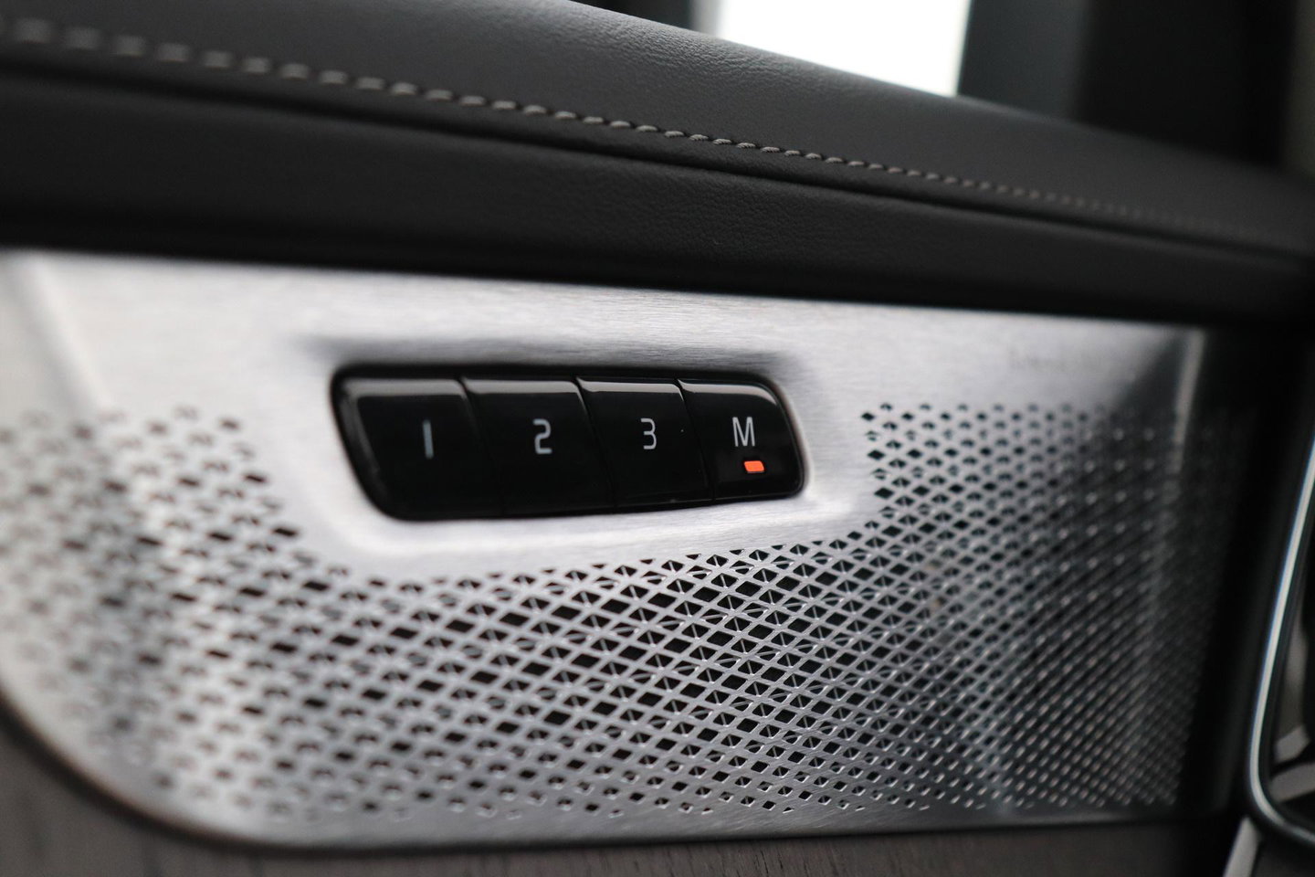 Volvo XC90 T8 Ultra Dark | Bowers&Wilkins | Stoelventilatie | Trekhaak | Panoramadak | 360° Camera | Massage | Head-Up | ACC