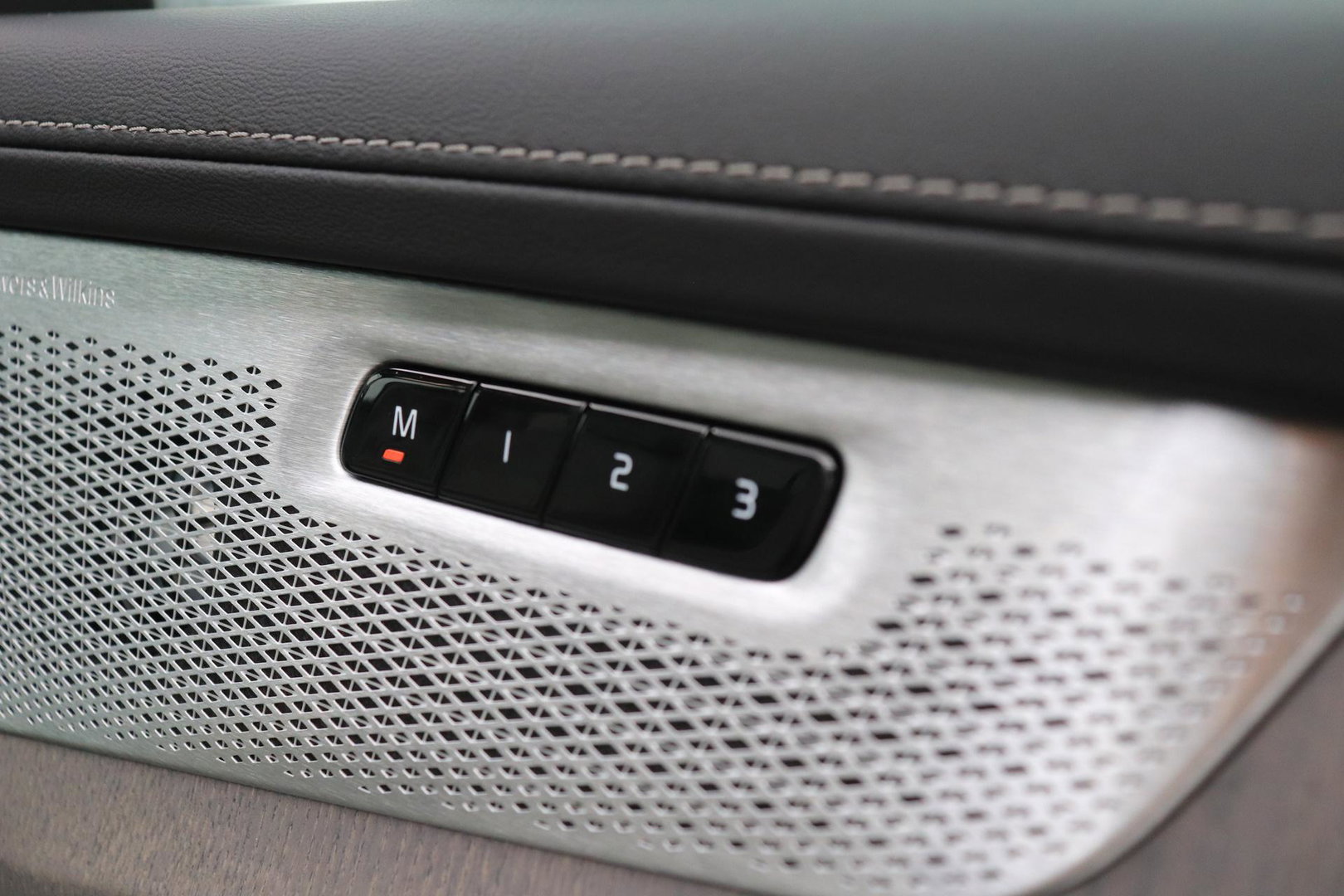 Volvo XC90 T8 Ultra Dark | Bowers&Wilkins | Stoelventilatie | Trekhaak | Panoramadak | 360° Camera | Massage | Head-Up | ACC