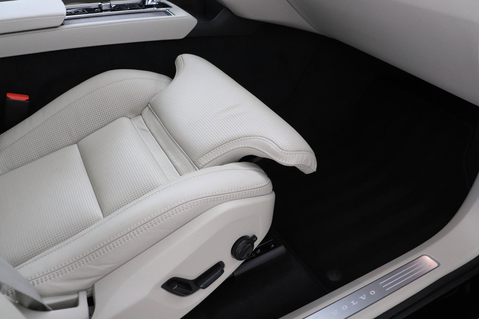 Volvo XC90 T8 Ultra Dark | Bowers&Wilkins | Stoelventilatie | Trekhaak | Panoramadak | 360° Camera | Massage | Head-Up | ACC