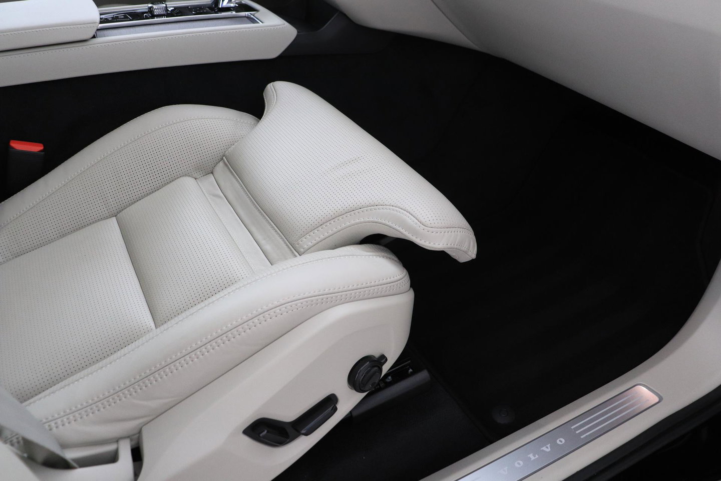 Volvo XC90 T8 Ultra Dark | Bowers&Wilkins | Stoelventilatie | Trekhaak | Panoramadak | 360° Camera | Massage | Head-Up | ACC