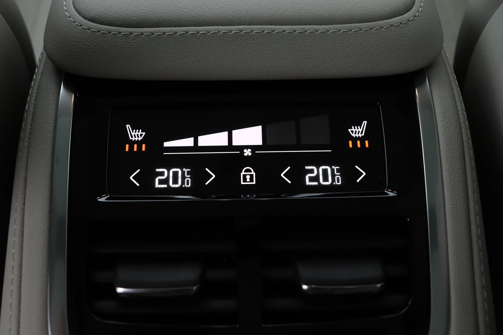 Volvo XC90 T8 Ultra Dark | Bowers&Wilkins | Stoelventilatie | Trekhaak | Panoramadak | 360° Camera | Massage | Head-Up | ACC