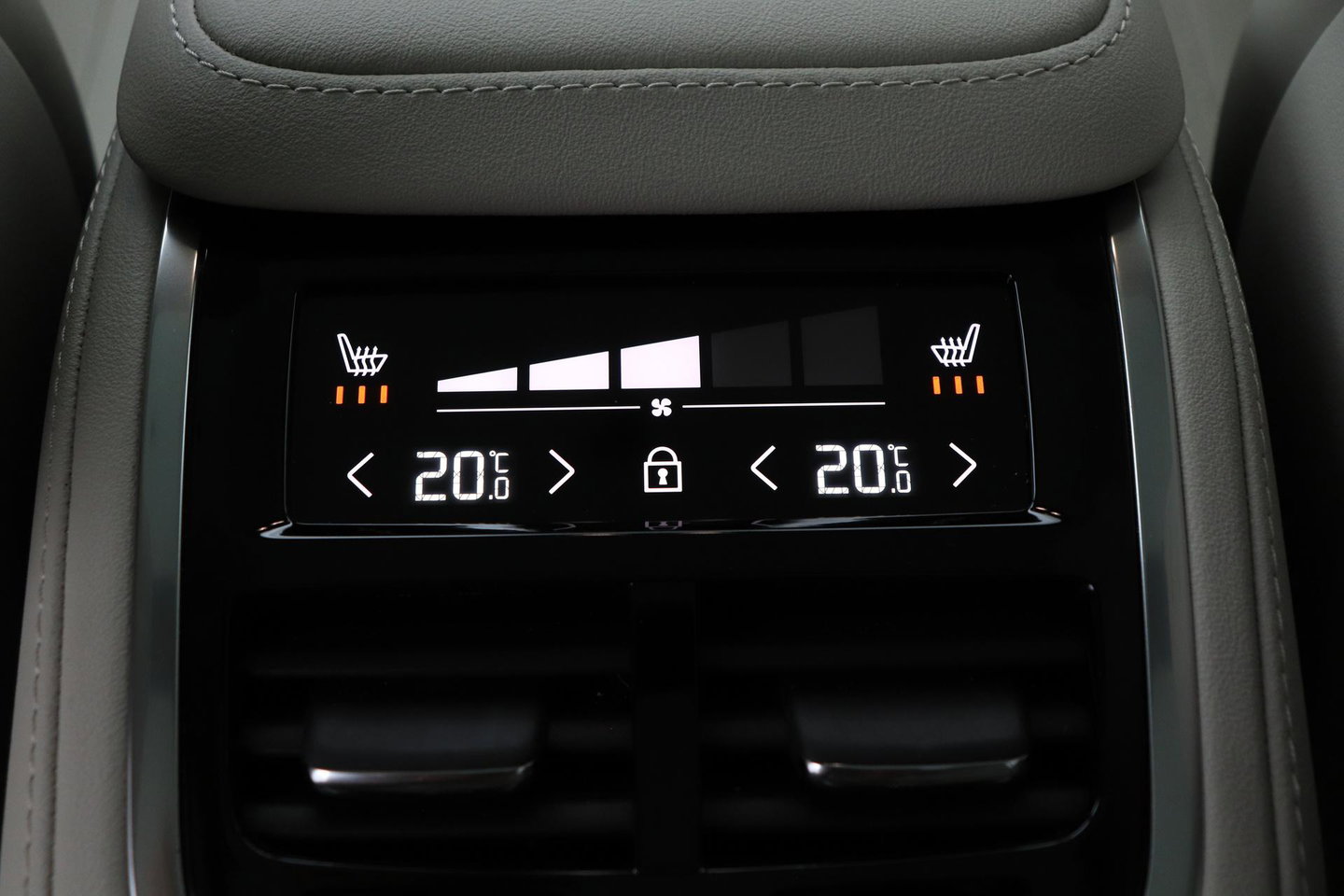 Volvo XC90 T8 Ultra Dark | Bowers&Wilkins | Stoelventilatie | Trekhaak | Panoramadak | 360° Camera | Massage | Head-Up | ACC