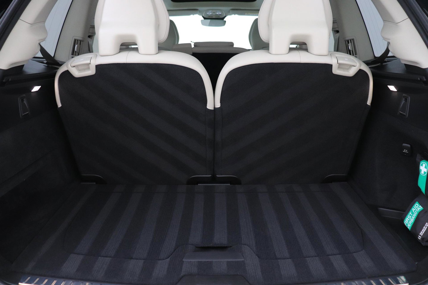 Volvo XC90 T8 Ultra Dark | Bowers&Wilkins | Stoelventilatie | Trekhaak | Panoramadak | 360° Camera | Massage | Head-Up | ACC