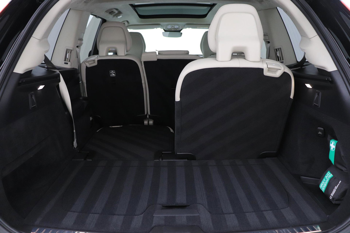 Volvo XC90 T8 Ultra Dark | Bowers&Wilkins | Stoelventilatie | Trekhaak | Panoramadak | 360° Camera | Massage | Head-Up | ACC