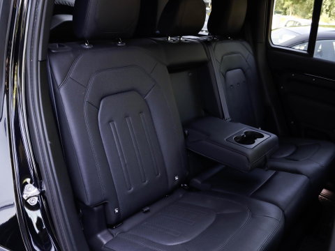 Land Rover Defender 110 P400e SE | 24.900 km | BTW auto | SOH 95,1%