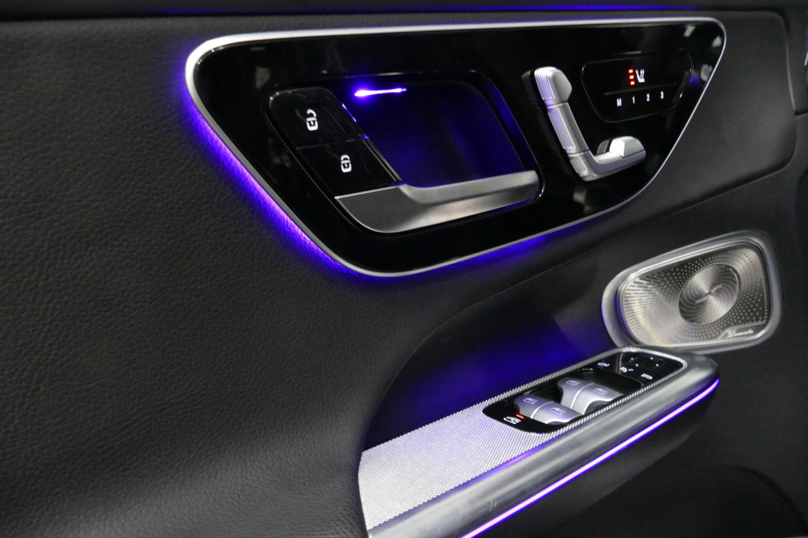 Mercedes-Benz GLC 300e 4MATIC AMG Line / GLC63s AMG diffuser / Panamericana Grille / Achterasbesturing / Panoramadak / Luchtvering / Elektr. verstelbare stoelen (memory) / Burmester 3D Surround Sound / Digital Light (laser) / HUD / Rondomzichtcamera / Apple Carplay - Andro