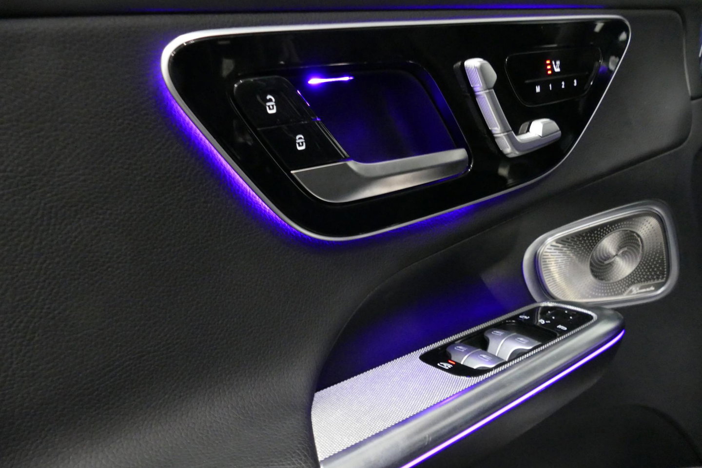 Mercedes-Benz GLC 300e 4MATIC AMG Line / GLC63s AMG diffuser / Panamericana Grille / Achterasbesturing / Panoramadak / Luchtvering / Elektr. verstelbare stoelen (memory) / Burmester 3D Surround Sound / Digital Light (laser) / HUD / Rondomzichtcamera / Apple Carplay - Andro