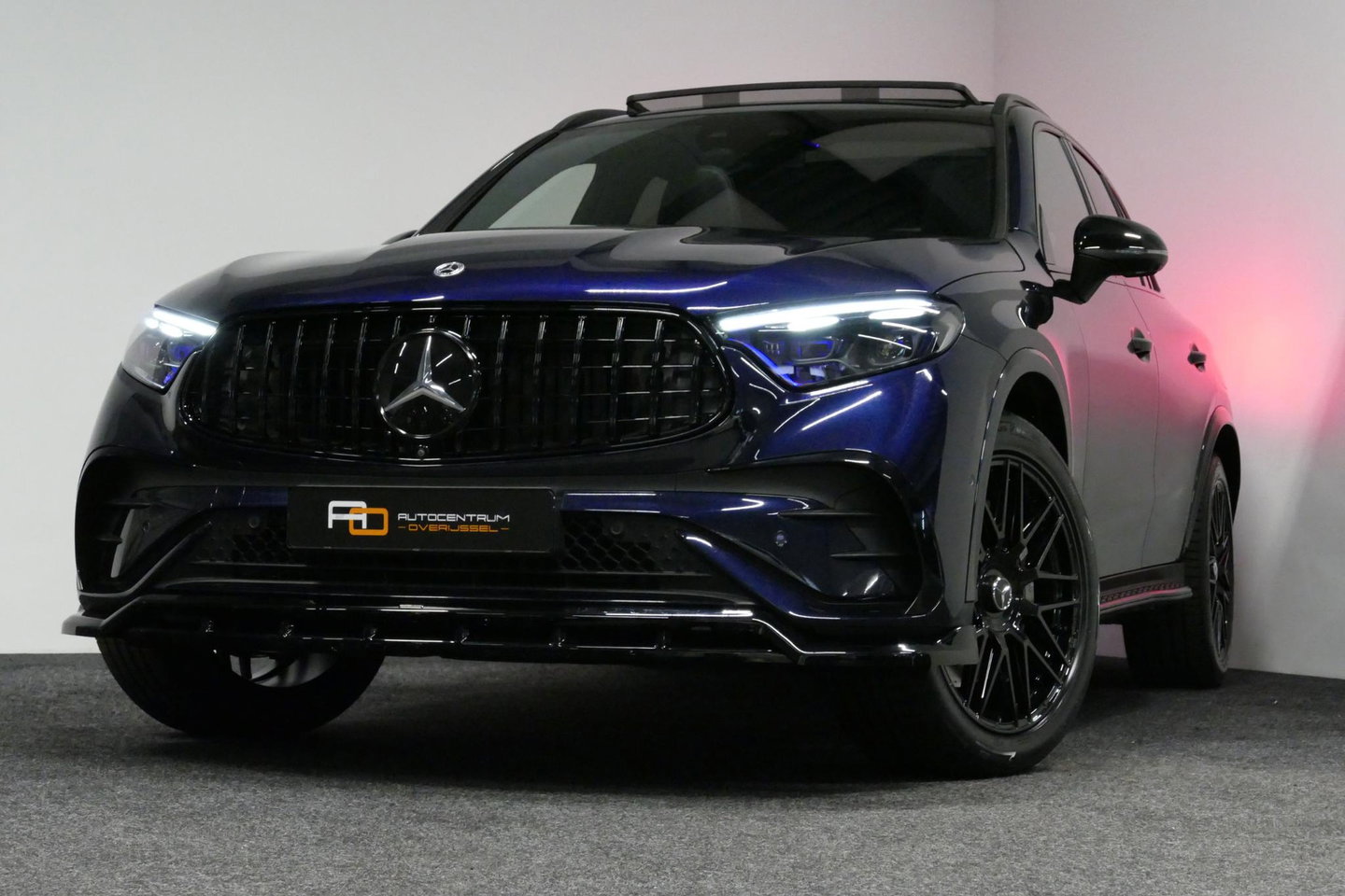 Mercedes-Benz GLC 300e 4MATIC AMG Line / GLC63s AMG diffuser / Panamericana Grille / Achterasbesturing / Panoramadak / Luchtvering / Elektr. verstelbare stoelen (memory) / Burmester 3D Surround Sound / Digital Light (laser) / HUD / Rondomzichtcamera / Apple Carplay - Andro