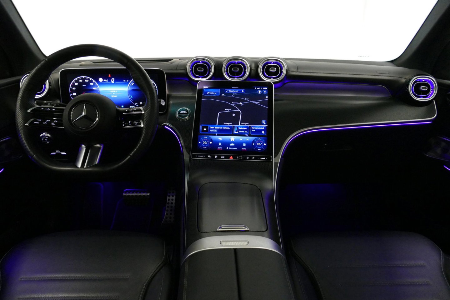 Mercedes-Benz GLC 300e 4MATIC AMG Line / GLC63s AMG diffuser / Panamericana Grille / Achterasbesturing / Panoramadak / Luchtvering / Elektr. verstelbare stoelen (memory) / Burmester 3D Surround Sound / Digital Light (laser) / HUD / Rondomzichtcamera / Apple Carplay - Andro