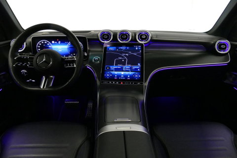 Mercedes-Benz GLC 300e 4MATIC AMG Line / GLC63s AMG diffuser / Panamericana Grille / Achterasbesturing / Panoramadak / Luchtvering / Elektr. verstelbare stoelen (memory) / Burmester 3D Surround Sound / Digital Light (laser) / HUD / Rondomzichtcamera / Apple Carplay - Andro