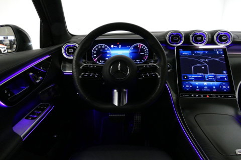 Mercedes-Benz GLC 300e 4MATIC AMG Line / GLC63s AMG diffuser / Panamericana Grille / Achterasbesturing / Panoramadak / Luchtvering / Elektr. verstelbare stoelen (memory) / Burmester 3D Surround Sound / Digital Light (laser) / HUD / Rondomzichtcamera / Apple Carplay - Andro