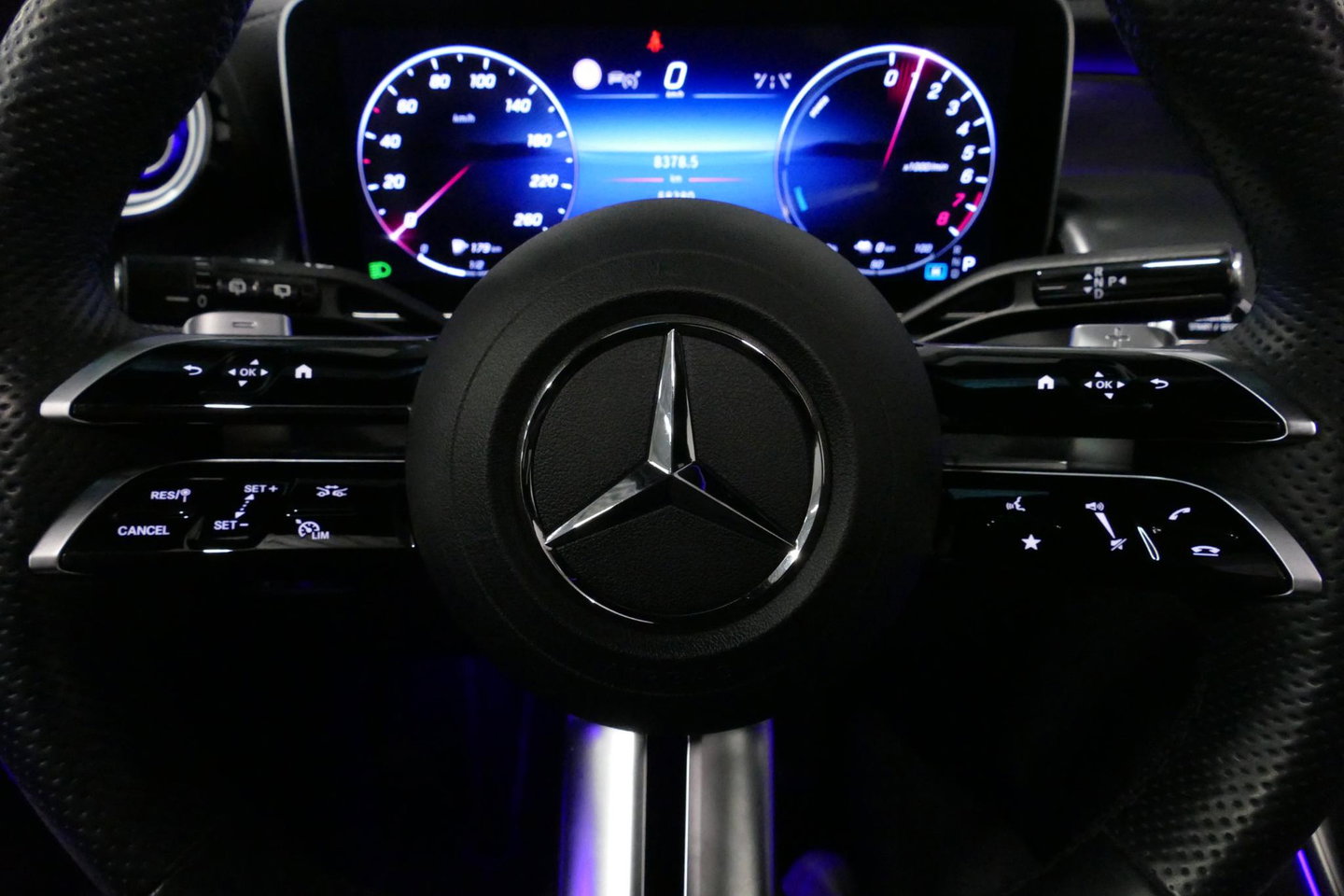 Mercedes-Benz GLC 300e 4MATIC AMG Line / GLC63s AMG diffuser / Panamericana Grille / Achterasbesturing / Panoramadak / Luchtvering / Elektr. verstelbare stoelen (memory) / Burmester 3D Surround Sound / Digital Light (laser) / HUD / Rondomzichtcamera / Apple Carplay - Andro