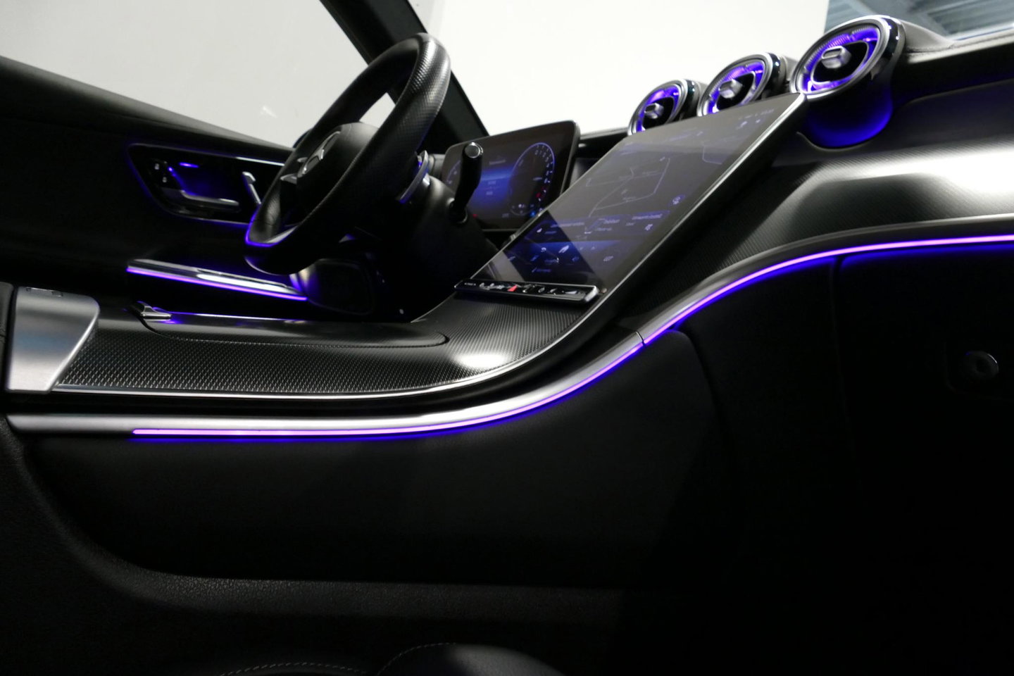 Mercedes-Benz GLC 300e 4MATIC AMG Line / GLC63s AMG diffuser / Panamericana Grille / Achterasbesturing / Panoramadak / Luchtvering / Elektr. verstelbare stoelen (memory) / Burmester 3D Surround Sound / Digital Light (laser) / HUD / Rondomzichtcamera / Apple Carplay - Andro