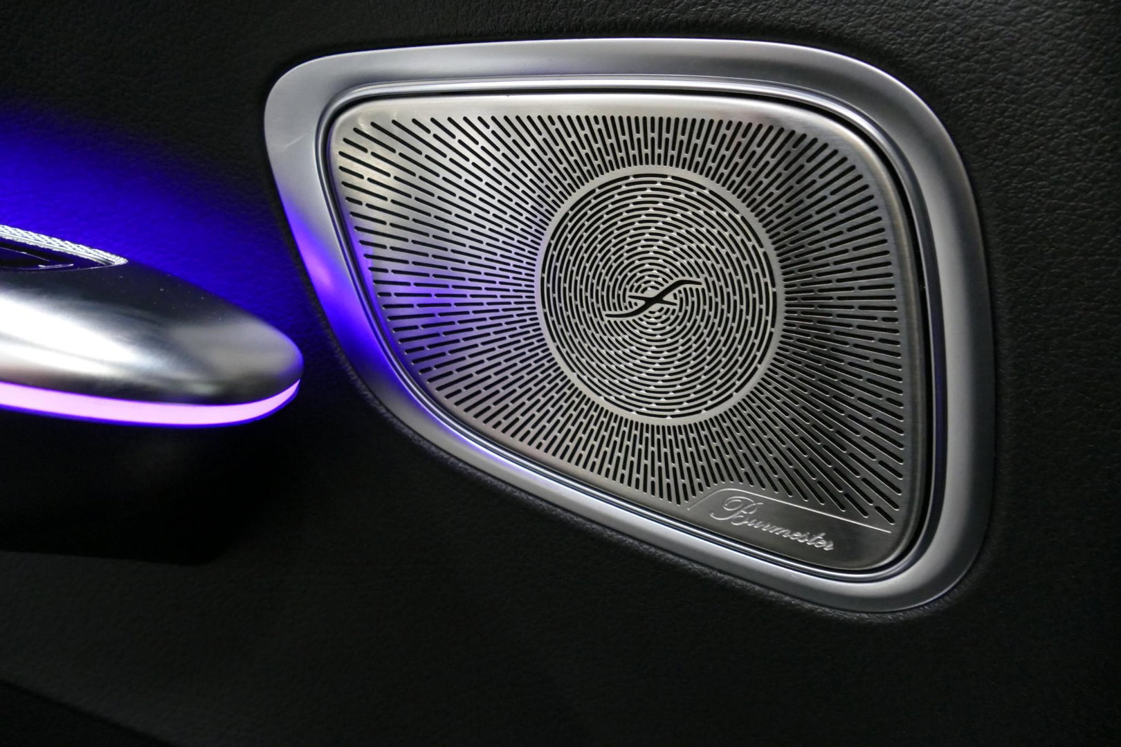Mercedes-Benz GLC 300e 4MATIC AMG Line / GLC63s AMG diffuser / Panamericana Grille / Achterasbesturing / Panoramadak / Luchtvering / Elektr. verstelbare stoelen (memory) / Burmester 3D Surround Sound / Digital Light (laser) / HUD / Rondomzichtcamera / Apple Carplay - Andro