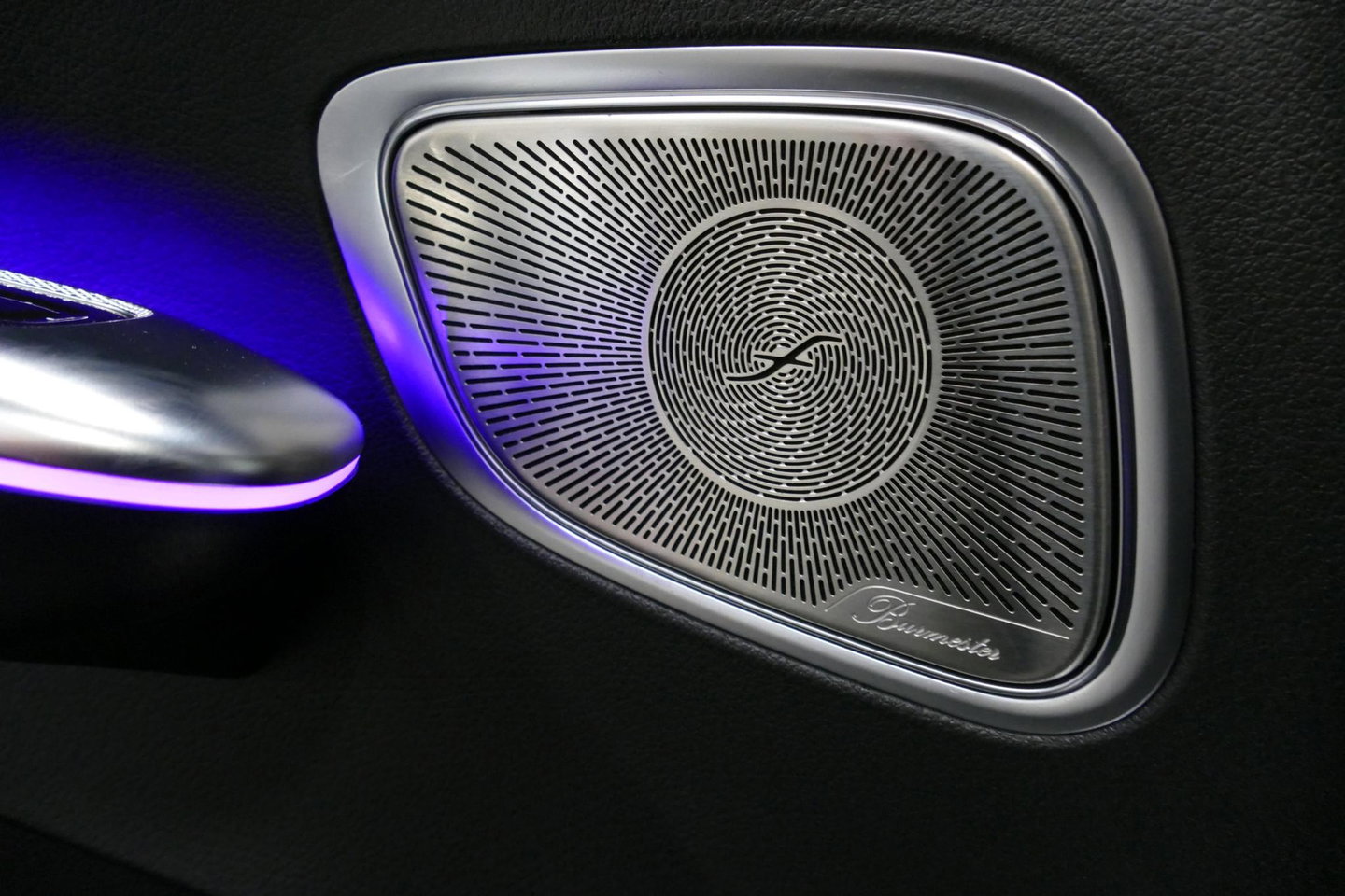 Mercedes-Benz GLC 300e 4MATIC AMG Line / GLC63s AMG diffuser / Panamericana Grille / Achterasbesturing / Panoramadak / Luchtvering / Elektr. verstelbare stoelen (memory) / Burmester 3D Surround Sound / Digital Light (laser) / HUD / Rondomzichtcamera / Apple Carplay - Andro