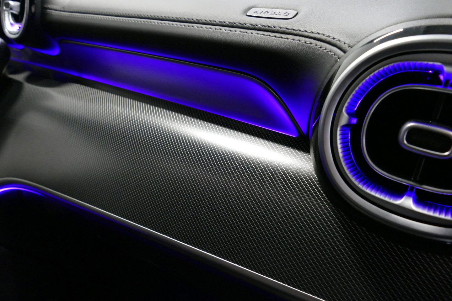 Mercedes-Benz GLC 300e 4MATIC AMG Line / GLC63s AMG diffuser / Panamericana Grille / Achterasbesturing / Panoramadak / Luchtvering / Elektr. verstelbare stoelen (memory) / Burmester 3D Surround Sound / Digital Light (laser) / HUD / Rondomzichtcamera / Apple Carplay - Andro