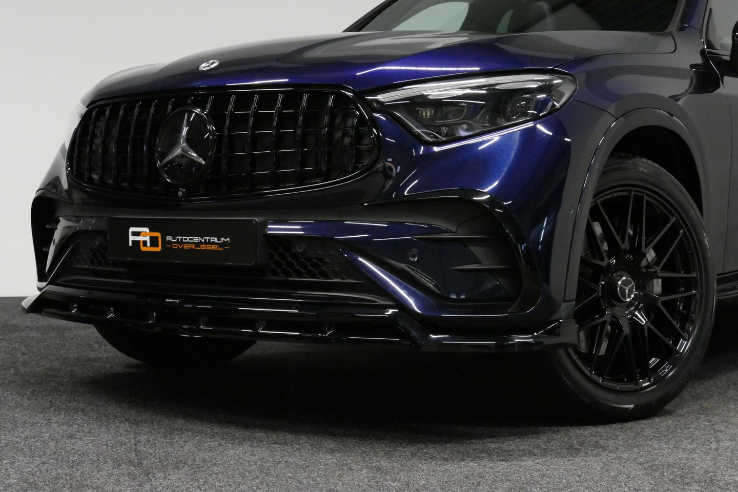 Mercedes-Benz GLC 300e 4MATIC AMG Line / GLC63s AMG diffuser / Panamericana Grille / Achterasbesturing / Panoramadak / Luchtvering / Elektr. verstelbare stoelen (memory) / Burmester 3D Surround Sound / Digital Light (laser) / HUD / Rondomzichtcamera / Apple Carplay - Andro