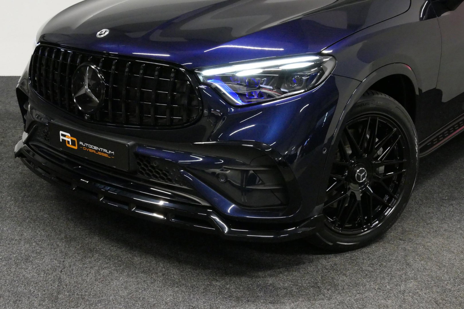 Mercedes-Benz GLC 300e 4MATIC AMG Line / GLC63s AMG diffuser / Panamericana Grille / Achterasbesturing / Panoramadak / Luchtvering / Elektr. verstelbare stoelen (memory) / Burmester 3D Surround Sound / Digital Light (laser) / HUD / Rondomzichtcamera / Apple Carplay - Andro