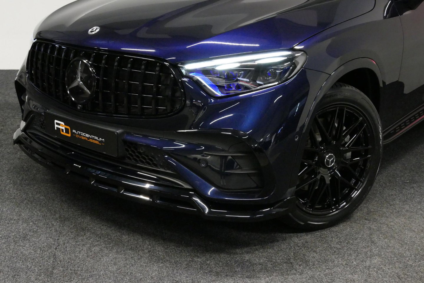 Mercedes-Benz GLC 300e 4MATIC AMG Line / GLC63s AMG diffuser / Panamericana Grille / Achterasbesturing / Panoramadak / Luchtvering / Elektr. verstelbare stoelen (memory) / Burmester 3D Surround Sound / Digital Light (laser) / HUD / Rondomzichtcamera / Apple Carplay - Andro