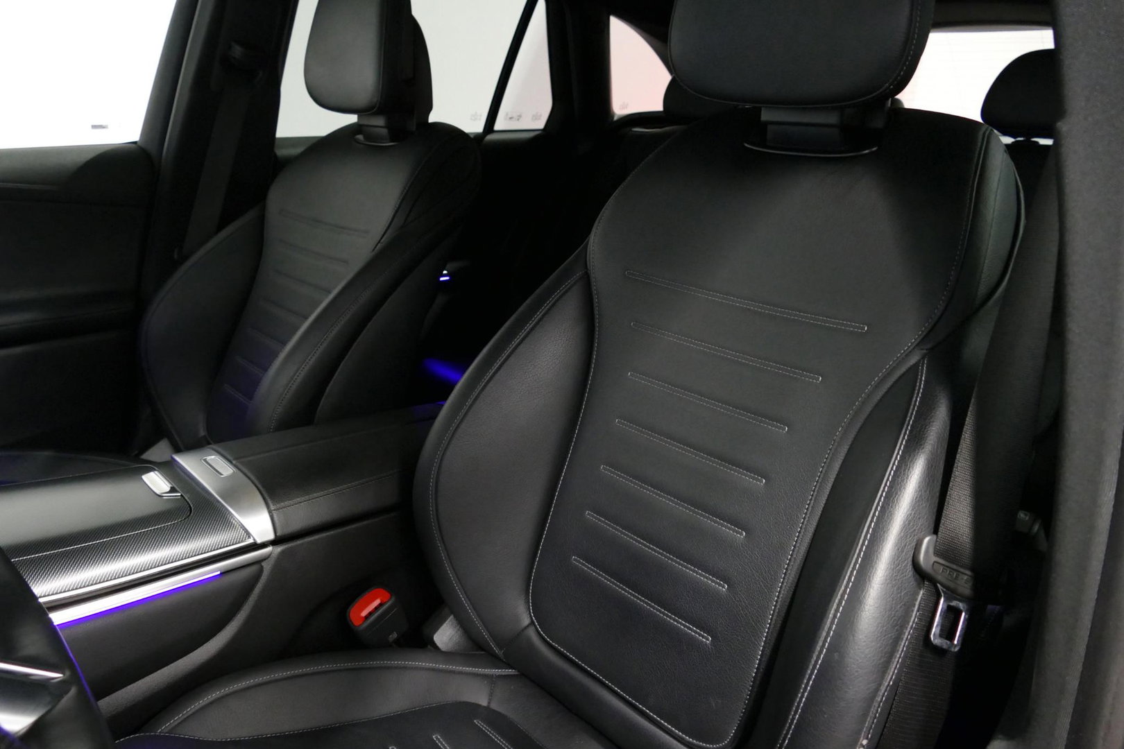 Mercedes-Benz GLC 300e 4MATIC AMG Line / GLC63s AMG diffuser / Panamericana Grille / Achterasbesturing / Panoramadak / Luchtvering / Elektr. verstelbare stoelen (memory) / Burmester 3D Surround Sound / Digital Light (laser) / HUD / Rondomzichtcamera / Apple Carplay - Andro