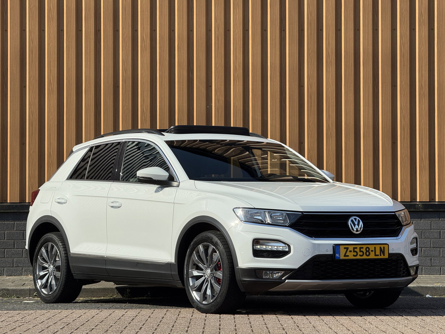 Volkswagen T-Roc 2.0 TSI 4Motion Sport | 191 PK! | Panoramadak | Adaptive Cruise Control | Rijmodus Regeling | Lane Assist | Dodehoeksensor | Navigatie | Stoelverwarming | LED |